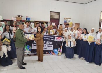 PT Nirmala Agro Lestari Beri Bantuan Buku ke Sekolah Binaan