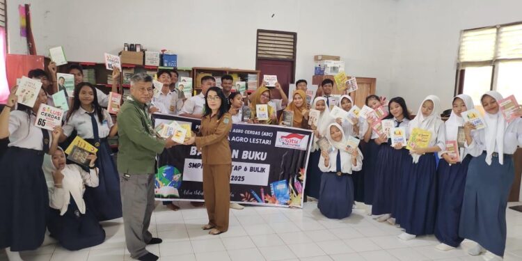 PT Nirmala Agro Lestari Beri Bantuan Buku ke Sekolah Binaan
