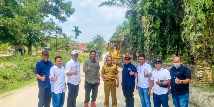 PTPN IV Perbaiki Jalan Desa untuk Lancarkan Perekonomian