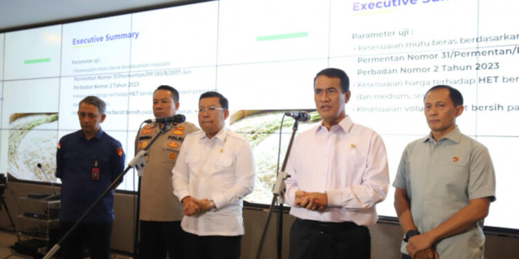 Mentan Andi Amran Sulaiman memberikan waktu dua minggu bagi para produsen beras untuk melakukan penyesuaian
