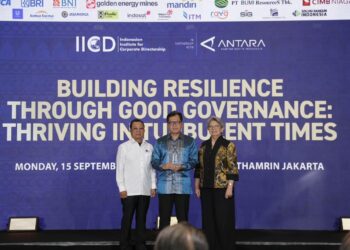Media and Public Relations Manager Astra Agro, Mochamad Husni, mewakili perusahaan saat menerima penghargaan Top Emiten Midcap 2025 kategori The Best Sustainability and Resilience pada The 16th IICD Corporate Governance Conference and Award.