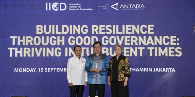 Media and Public Relations Manager Astra Agro, Mochamad Husni, mewakili perusahaan saat menerima penghargaan Top Emiten Midcap 2025 kategori The Best Sustainability and Resilience pada The 16th IICD Corporate Governance Conference and Award.