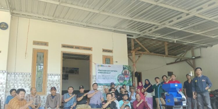 Kemendiktisainstek Hibahkan Mesin Pulper Kopi untuk Petani Situbondo